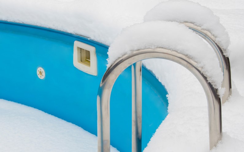 piscina da giardino vuota coperta di neve